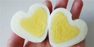 вареное куриное яйцо