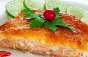 Рыба с овощами, запеченная под картофелем в мультиварке
