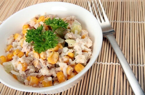 салат с тунцом и кукурузой