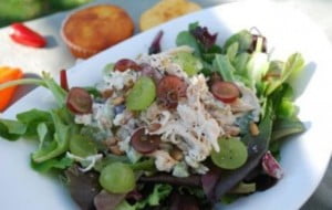 Блюдо с виноградом и курицей