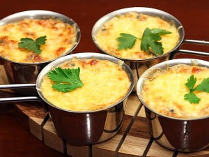 Жульен из мяса говядины, птицы и грибов