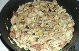 Бросаем его к мясу