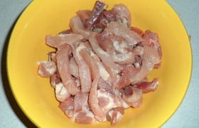 Вырезку промываем и режем