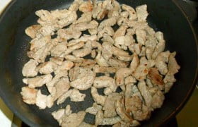 куски вырезки и обжариваем