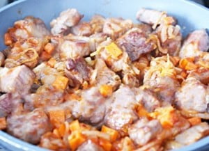 Мясо с овощами выкладывается на сковороду
