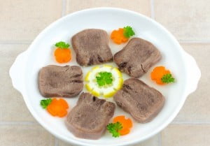 Пластинки языка раскладываем на тарелке
