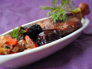 Утка с яблоками и черносливом