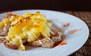 Запеченные ананасы под сыром