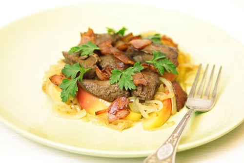 Куриная печень с яблоками