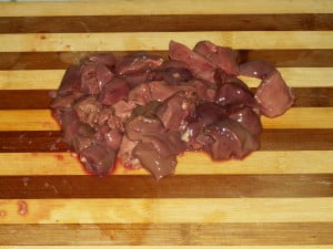 Печенку промываем и режем на небольшие куски