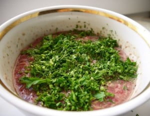 Подготовленные продукты смешиваем в тарелке
