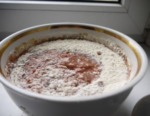 Помешивая, засыпаем муку