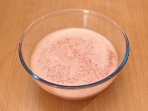 Вливаем к ним сливки
