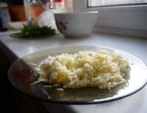 картофелину трем на мелкую терку
