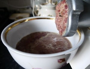 печенку с луком пропускаем через мясорубку