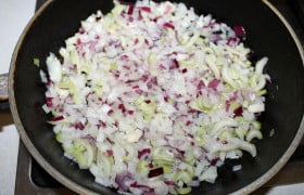 Овощи обжариваем на отдельной сковороде с маслом