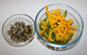 Полосками нарезаем перец и кубиками огурцы