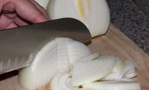 Полукольцами режем лук