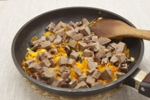 Промытое сердце режем небольшими и равномерными кусками