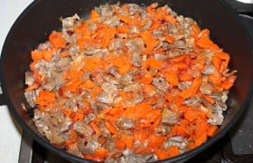 Забрасываем к ним все продукты с другой сковороды