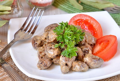 куриные сердечки в сметанном соусе