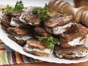 Оладьи с соусом из сметаны и чеснока