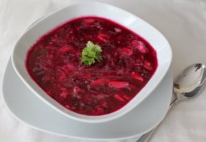 Холодник на говяжьем бульоне с помидорами