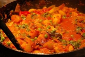 Карри из капусты с луком и картофелем