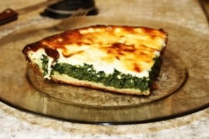Киш с брынзой и шпинатом
