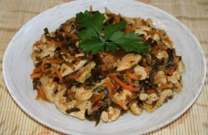 Морская капуста, тушенная с куриным филе