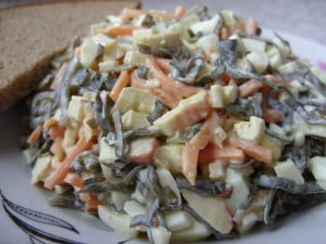 Салат с зеленым луком и крабовыми палочками