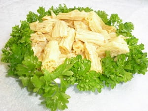 Маринованная фучжу под сметанным соусом