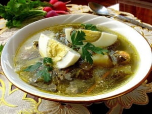 Зеленый борщ с тушенкой