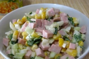 салат с кукурузой и колбасой и яйцами