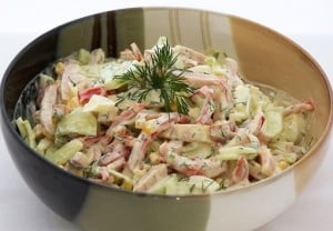 Салат с куриной ветчиной и огурцом