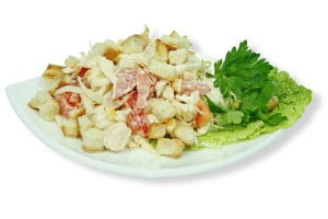 Салат с сыром и сухариками