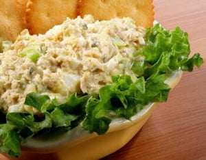 Салат со шпротами и горошком