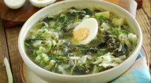 зеленые щи с курятиной и молодой капустой