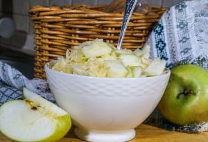 Постный салат с яблоками
