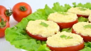 Томаты с сырно-чесночной начинкой