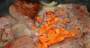 Докладываем к луковице с мясом мелко нарезанную морковь