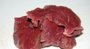 Мясо нарезаем на куски среднего размера
