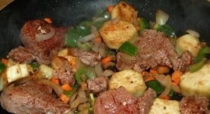 Перемешиваем кусочки баклажана и перец с морковью