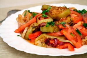 Салат с луком и помидорами