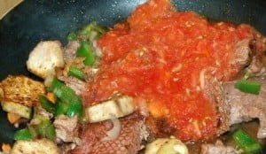 Смешиваем мясо, баклажаны с помидорами и чесноком