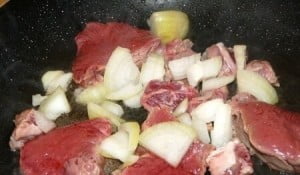 Смешиваем на сковородке сливочное и растительное масло