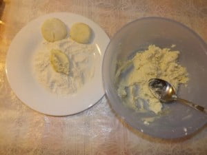 Ложкой (столовой или десертной) набрать творожную массу