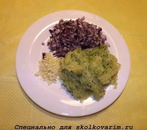 Лук и чеснок порезать