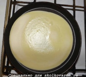 Растопить масло и влить его в тесто