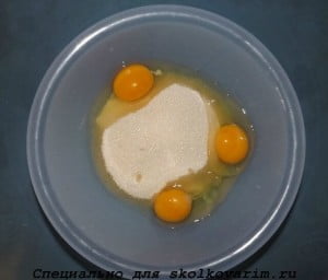 В ёмкости смешать сахар с яйцами